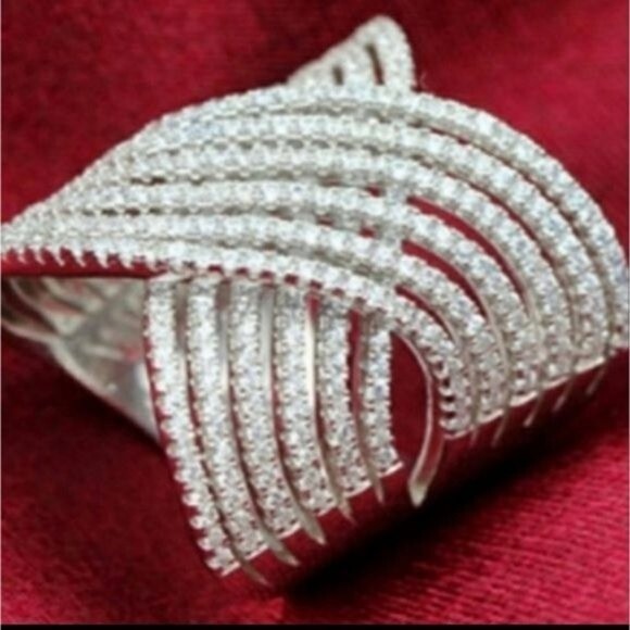 Jewelry - NEW Silver Princess Cut Criss-cross diamond ring. 💍